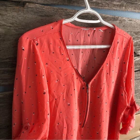 Reitmans Plus Size XXL Petite Coral Arrow Print Zipper Neck Blouse - Picture 2 of 5